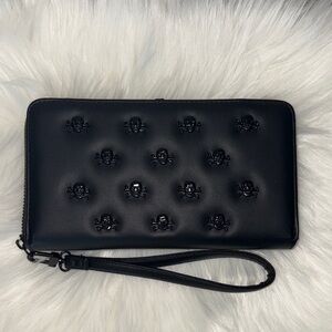 Betsey Johnson black Skull-Stud Wristlet Wallet coin zipper broken